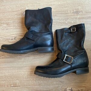 FRYE VERONICA FLEX SHORT Black Leather